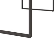 Nahaufnahme eines Loungetisch-Gestells aus Metall, seitliche Perspektive