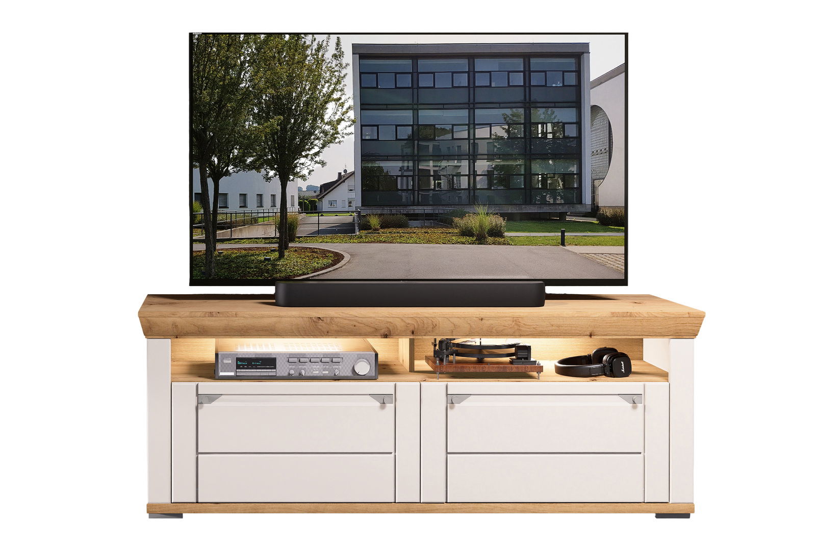 Frontale Ansicht einer modernen Wandkombination mit Holz- und Weißtönen, ausgestattet mit einem großen Flachbildfernseher, einem Soundsystem und einem Plattenspieler.