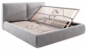 Graues Polsterbett mit hochgeklapptem Lattenrost, seitliche Perspektive