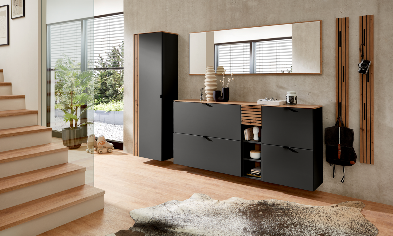 Voleo Garderoben-Set DIANA Garderoben-Set in Graphit mit modernem Design, bestehend aus einem hohen Schrank, einer Kommode mit Schubladen und offenen Fächern, einem großen Spiegel und Wandpaneelen mit Haken. Perspektive: Frontalansicht in einem hellen, modernen Flur.