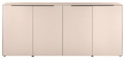 Beiges, minimalistisches Sideboard mit vier Türen und schlanken schwarzen Griffleisten, frontale Ansicht.