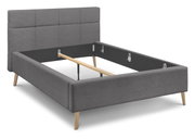 Grijs gestoffeerd bedframe met hoog hoofdeinde en houten poten, zijaanzicht