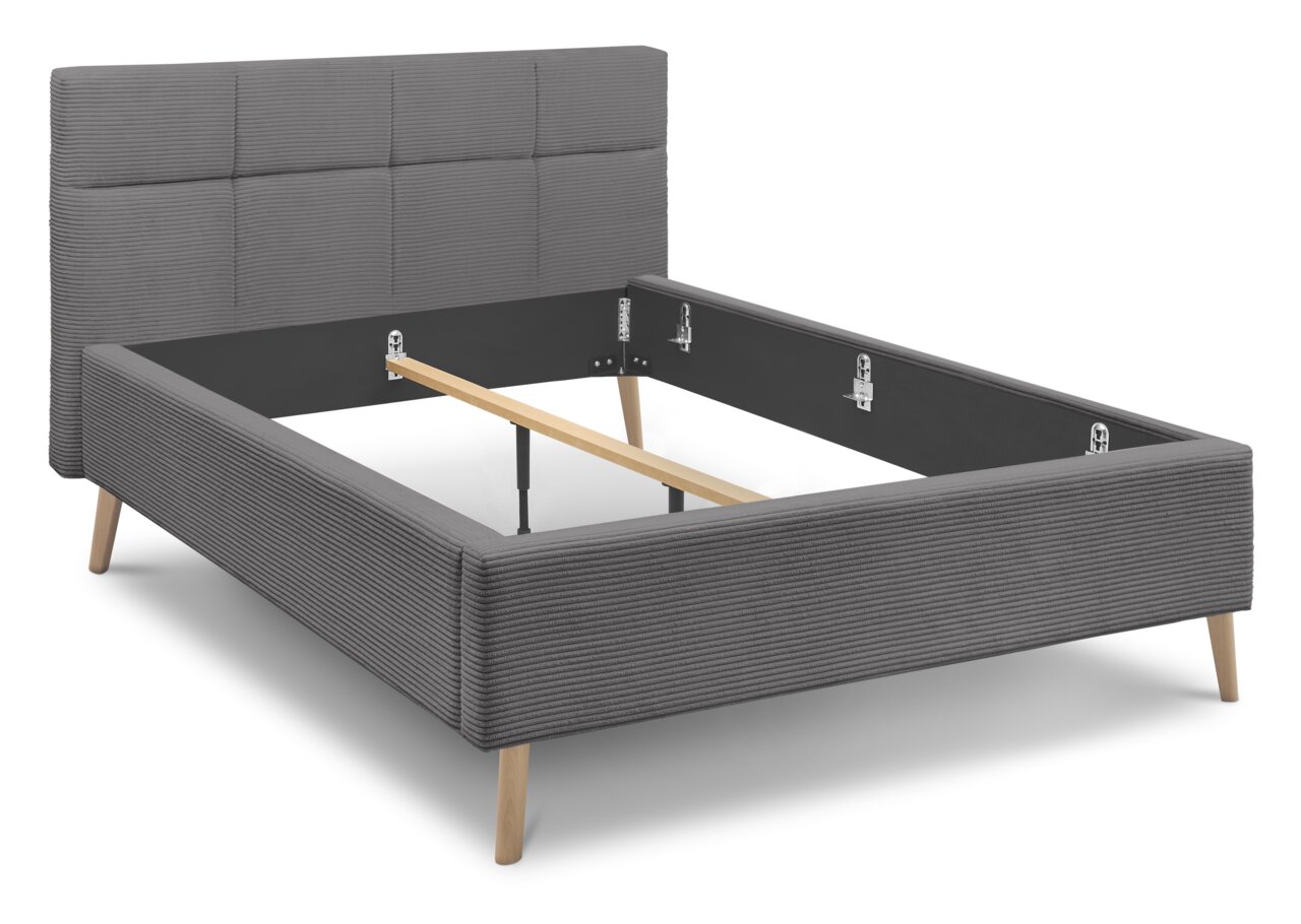 Grijs gestoffeerd bedframe met hoog hoofdeinde en houten poten, zijaanzicht