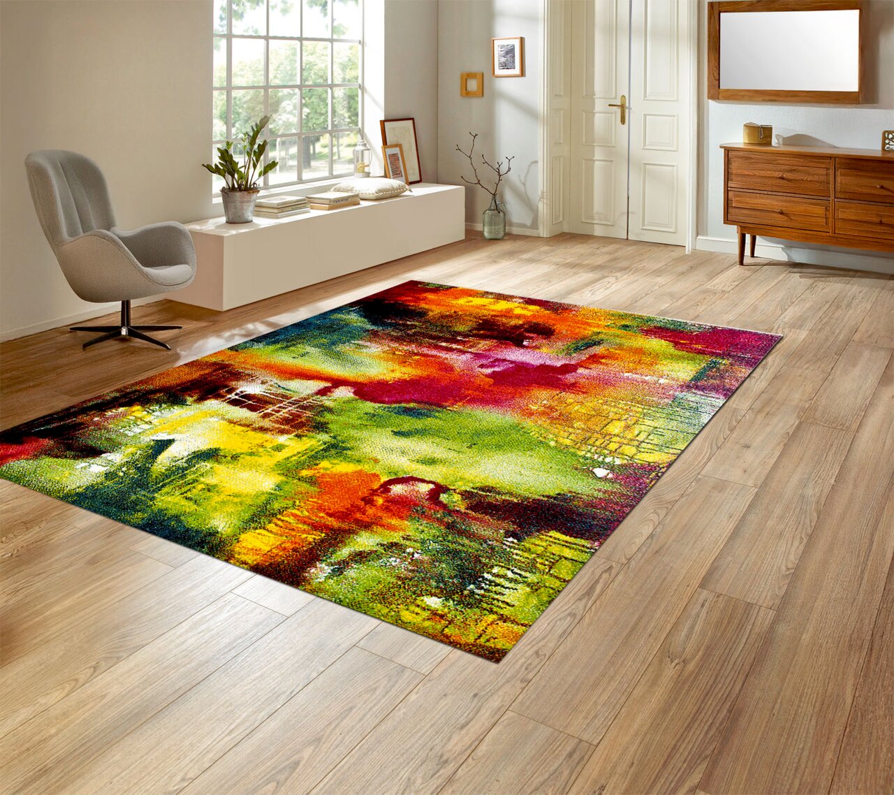 Merinos Kurzflorteppich BELIS Bunter, abstrakter Teppich in kräftigen Grün-, Gelb-, Orange- und Pinktönen in einem hellen Wohnzimmer mit Holzfußboden, fotografiert in schräger Perspektive von oben.