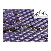 Nahaufnahme einer strukturierten, lila glitzernden Oberfläche mit Wassertropfen.