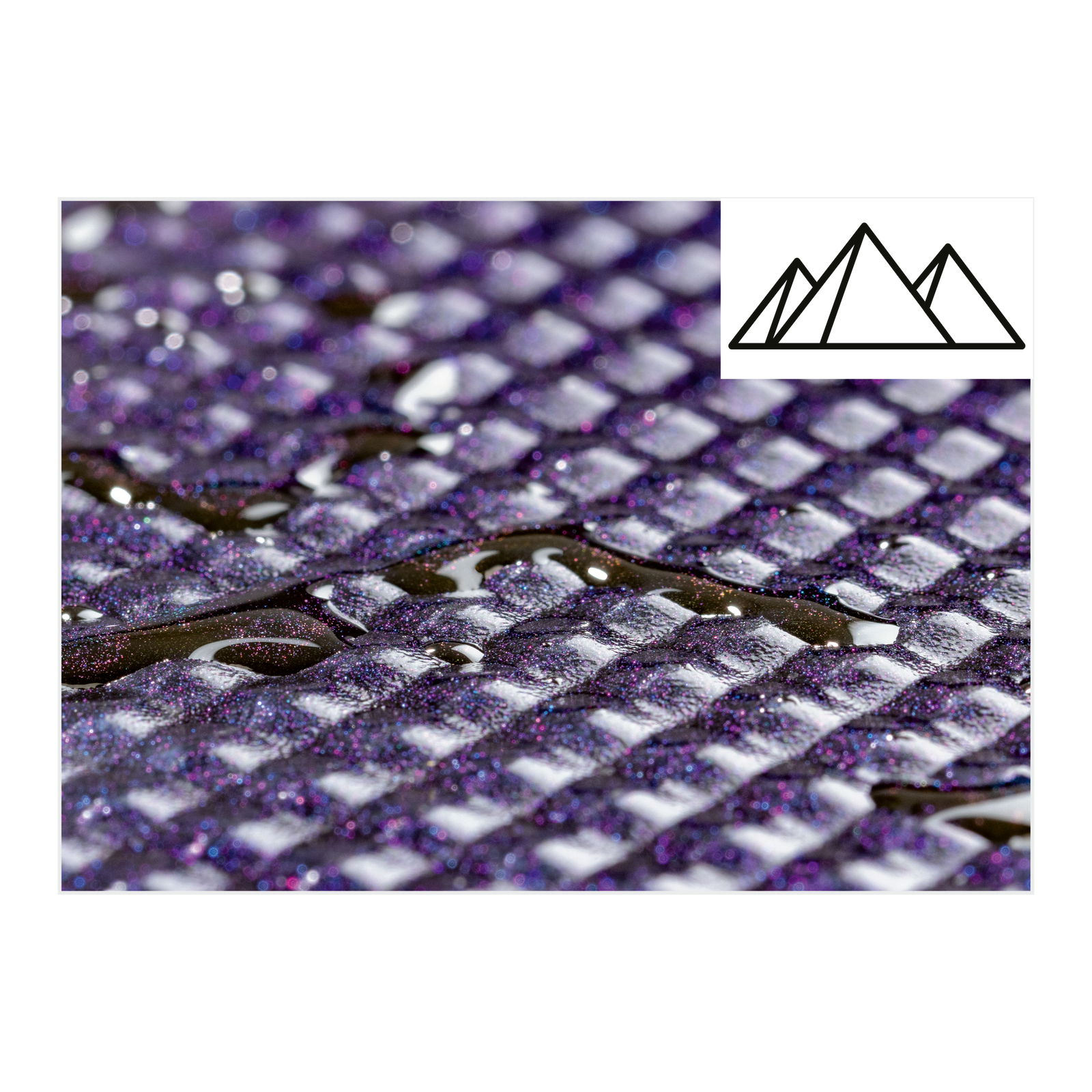 Nahaufnahme einer strukturierten, lila glitzernden Oberfläche mit Wassertropfen.