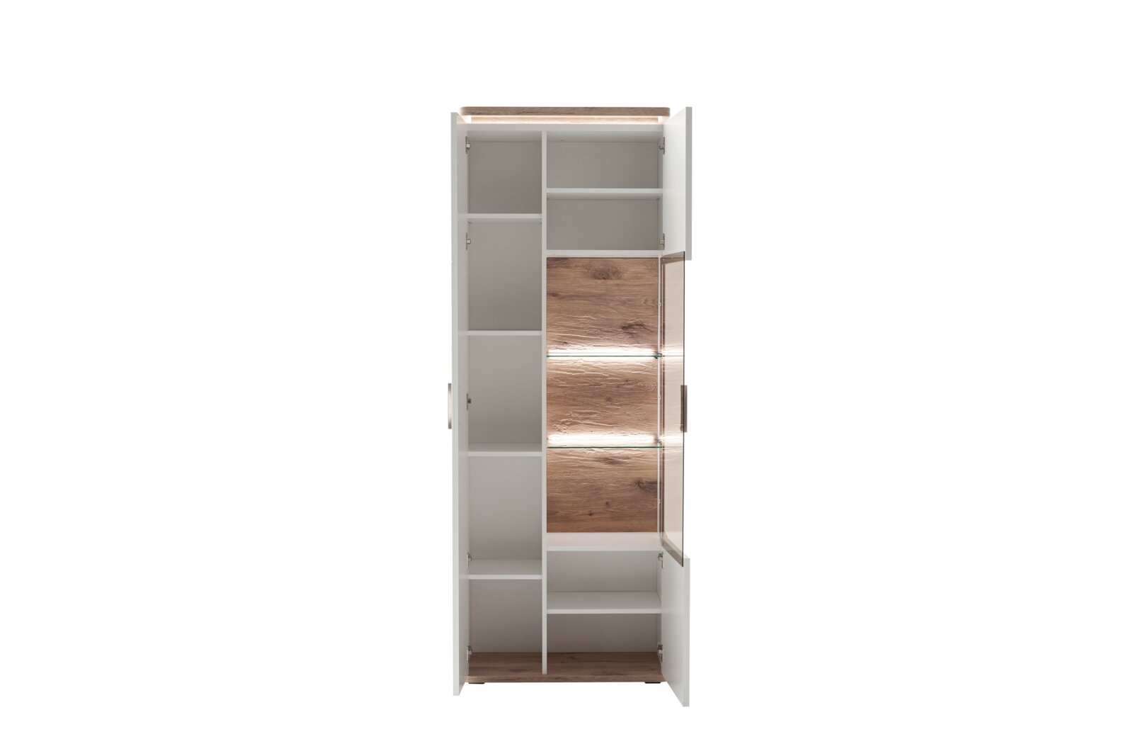 Open, hoge vitrinekast of woonkamerkast in wit met elementen in houtlook, glazen front en ledverlichting; binnenkant met meerdere planken, gefotografeerd vanaf de voorkant