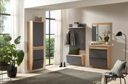 Modernes Garderoben-Set im Flur mit Holzrahmen und anthrazitfarbenen Fronten: hoher Schrank, Wandgarderobe mit Haken und Ablage, Sitzbank/Schuhklappe sowie Kommode mit Spiegel, frontal aus leicht schräger Perspektive aufgenommen.