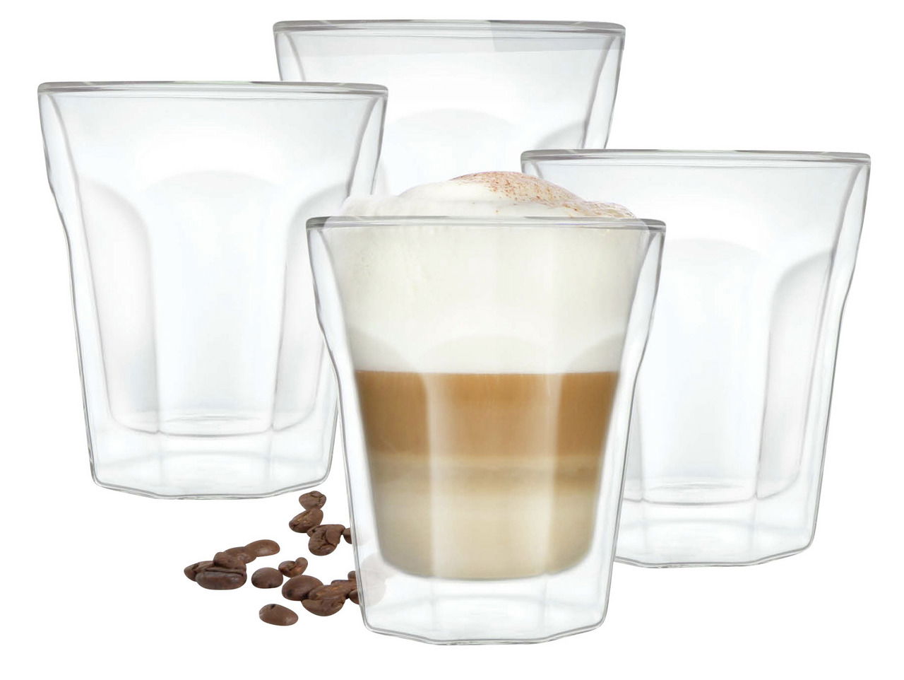 Vier doppelwandige Gläser, eines mit Latte Macchiato gefüllt, aus seitlicher Perspektive mit Kaffeebohnen im Vordergrund.