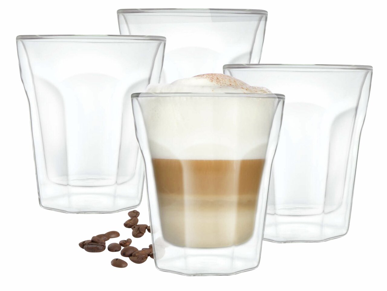 Vier doppelwandige Gläser, eines mit Latte Macchiato gefüllt, aus seitlicher Perspektive mit Kaffeebohnen im Vordergrund.