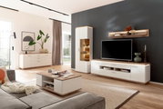 Moderne woonkamermeubels met wandplank, dressoir en hoogkast in een lichte houtlook, gezien vanaf de zijkant.