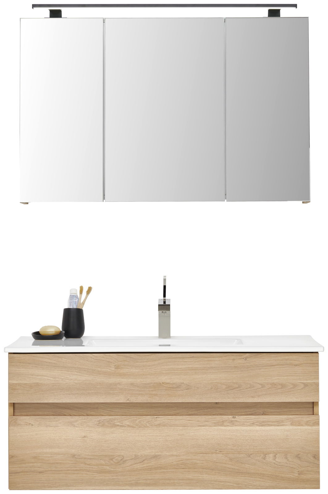 Moderner Badblock mit Spiegelschrank und Waschbeckenunterschrank in Holzoptik, frontal betrachtet.