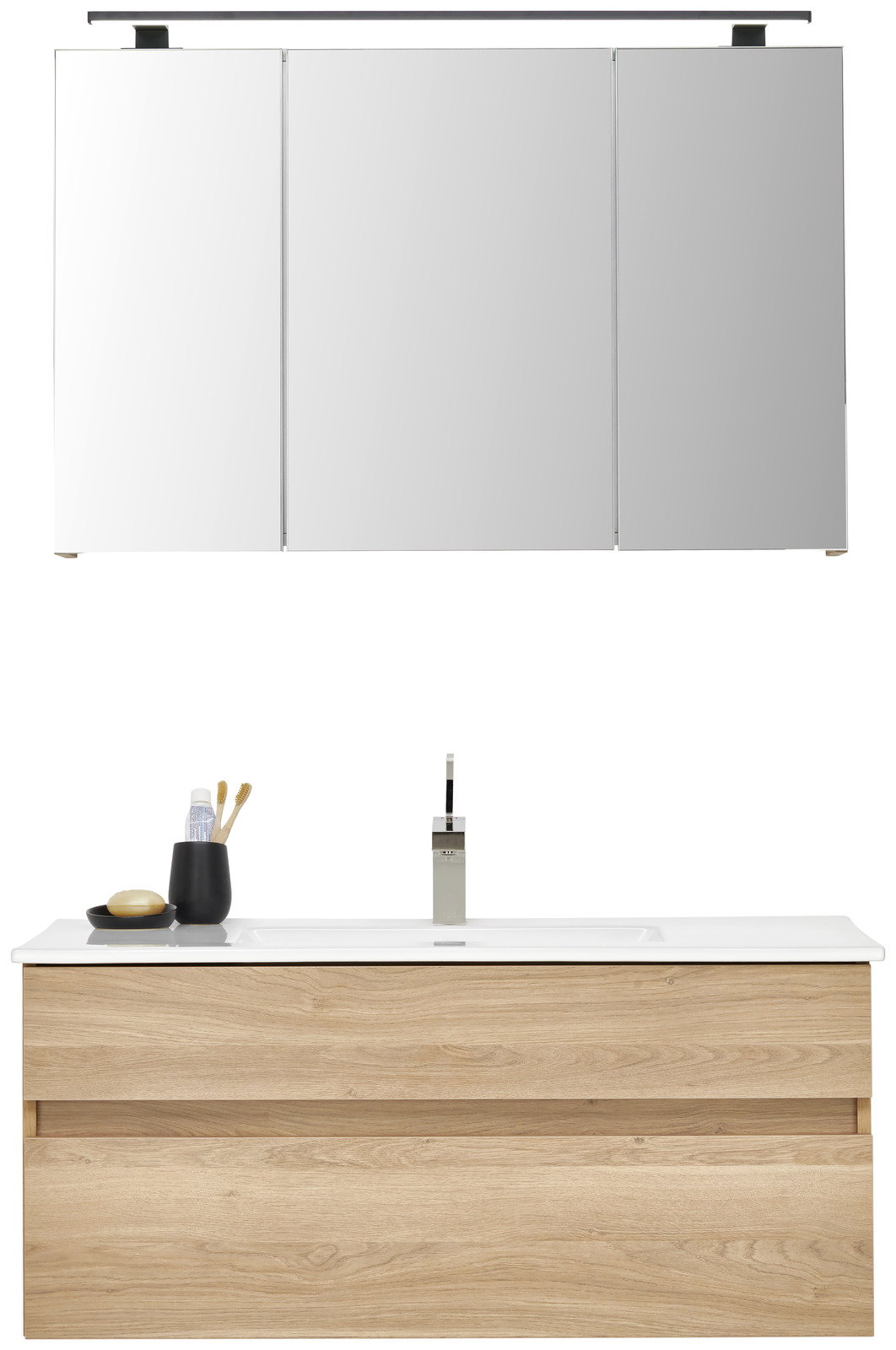 Moderner Badblock mit Spiegelschrank und Waschbeckenunterschrank in Holzoptik, frontal betrachtet.