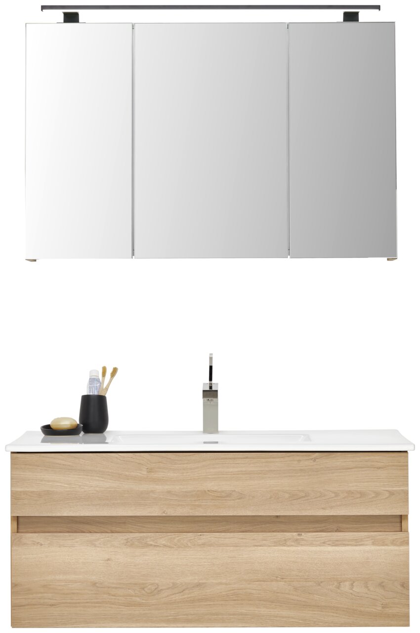 Modern badkamermeubel met spiegelkast en wastafelonderkast in houtlook, gezien vanaf de voorkant.
