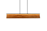 Moderne Pendelleuchte aus Holz in Frontalansicht, mit warmem Licht und schwarzer Aufhängung.