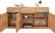 Holz-Sideboard mit geöffneter Frontansicht, zeigt Schubladen und Regalfächer mit Dekorationen und Büchern.