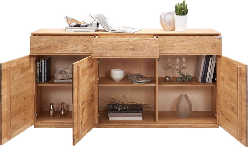 Holz-Sideboard mit geöffneter Frontansicht, zeigt Schubladen und Regalfächer mit Dekorationen und Büchern.