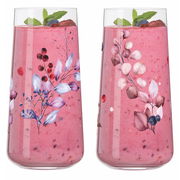 Zwei Longdrinkbecher mit floralen Mustern, gefüllt mit einem pinken Smoothie und garniert mit Minzblättern und Beeren, aus der Frontalperspektive.