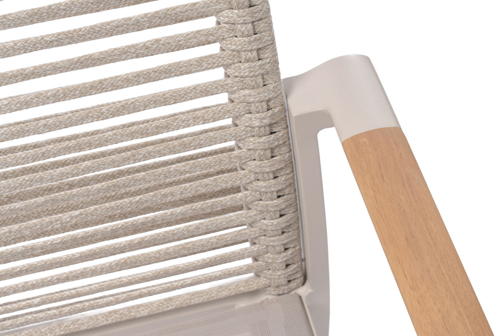 Nahaufnahme eines Stapelsessels mit geflochtener Rückenlehne und Holzarmlehne, seitliche Perspektive