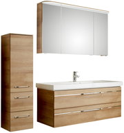 Moderner Badblock in Holzoptik mit Spiegelschrank, Waschbeckenunterschrank und hohem Seitenschrank, Frontalansicht.