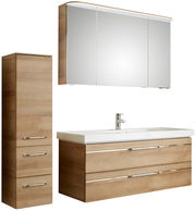 Moderner Badblock in Holzoptik mit Spiegelschrank, Waschbeckenunterschrank und hohem Seitenschrank, Frontalansicht.