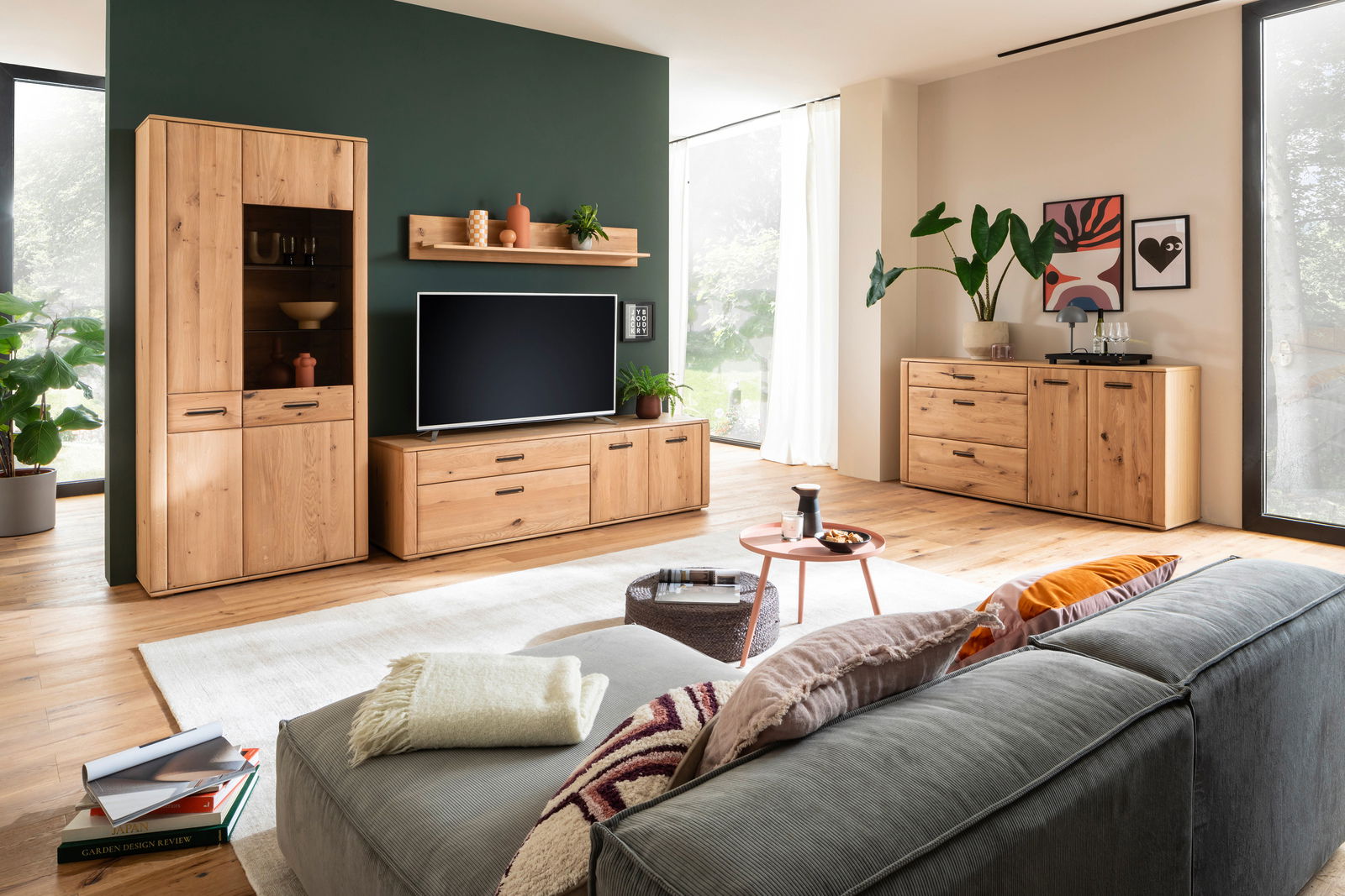 Moderne Wohnzimmermöbelkombination aus Holz mit TV-Schrank, Vitrine und Sideboard, seitliche Perspektive