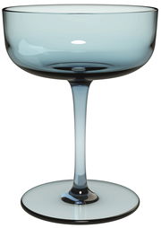 Elegante Sektschale aus Glas in seitlicher Perspektive, ideal für Desserts oder Sekt.