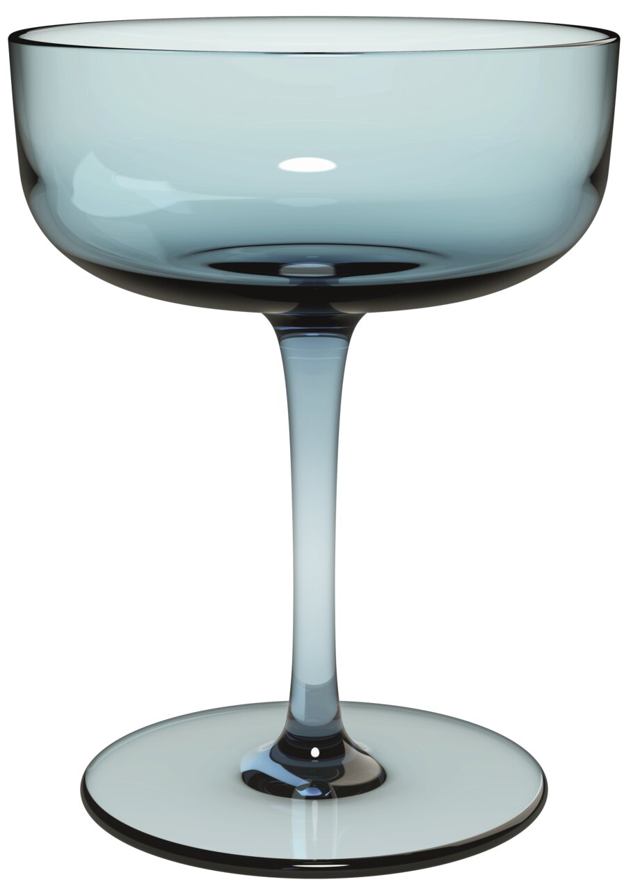 Elegante Sektschale aus Glas in seitlicher Perspektive, ideal für Desserts oder Sekt.