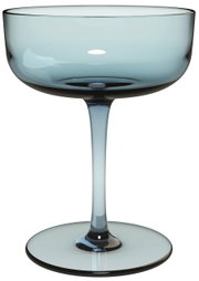Elegante Sektschale aus Glas in seitlicher Perspektive, ideal für Desserts oder Sekt.