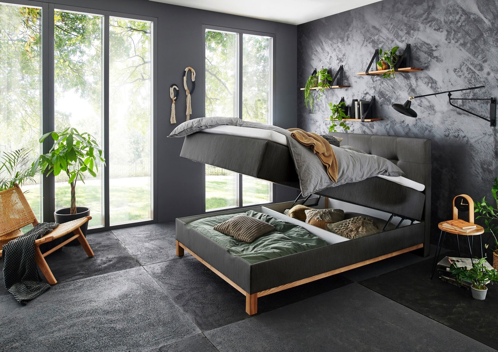 Boxspringbett CATANIA in modernem Schlafzimmer mit Stauraumfunktion, seitliche Perspektive