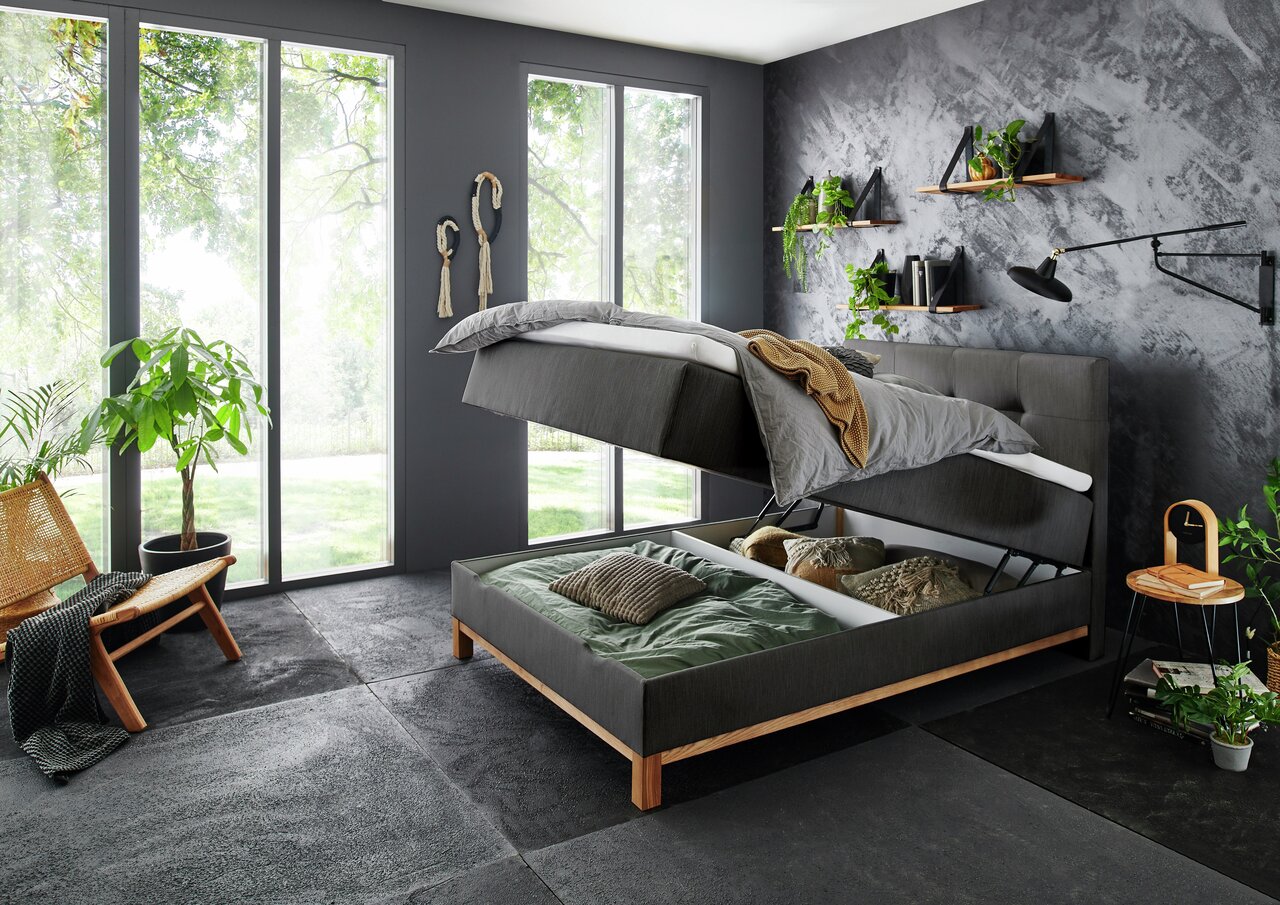 Boxspringbett CATANIA in modernem Schlafzimmer mit Stauraumfunktion, seitliche Perspektive