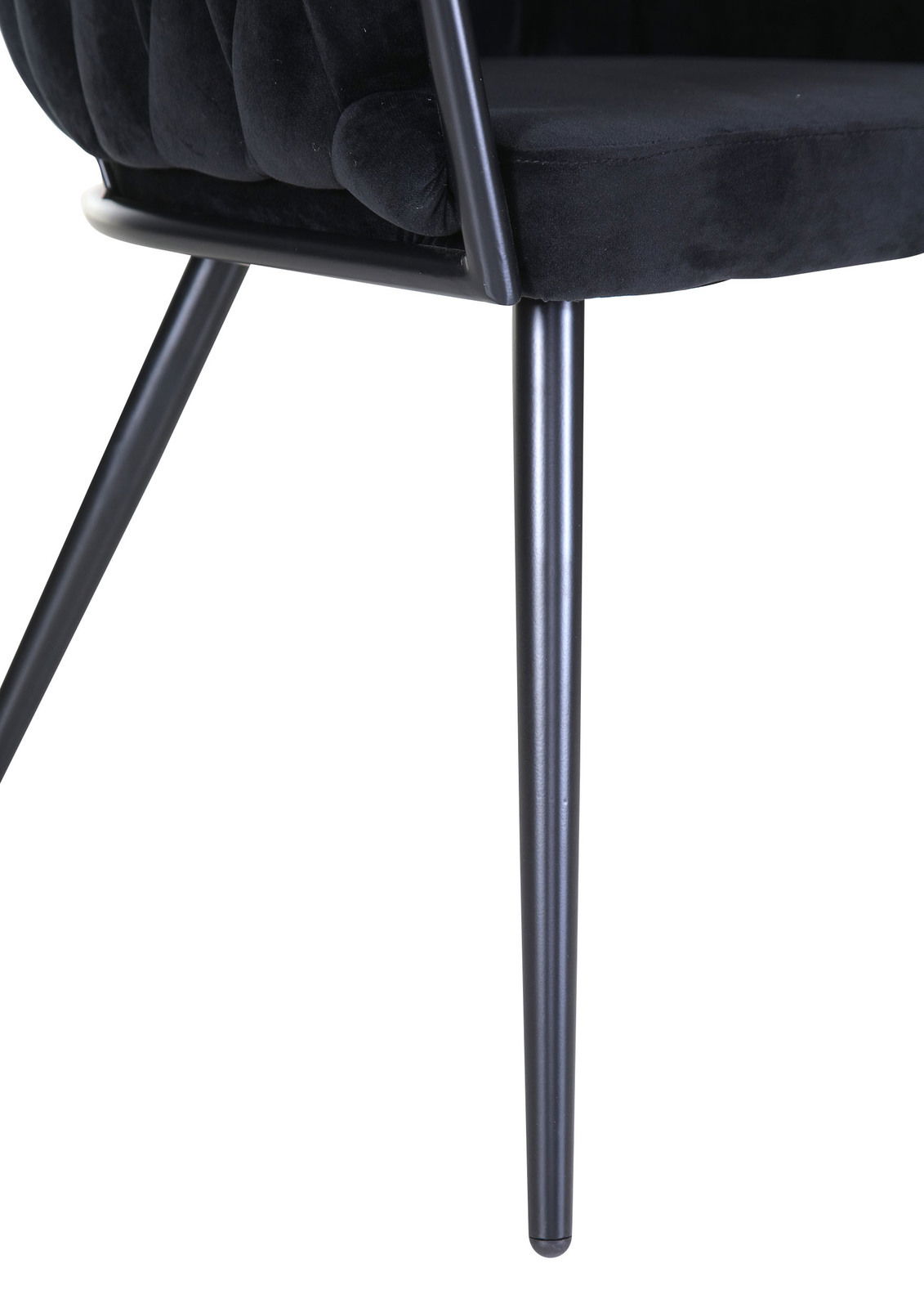 Nahaufnahme eines schwarzen Sessels mit Metallbeinen, seitliche Perspektive