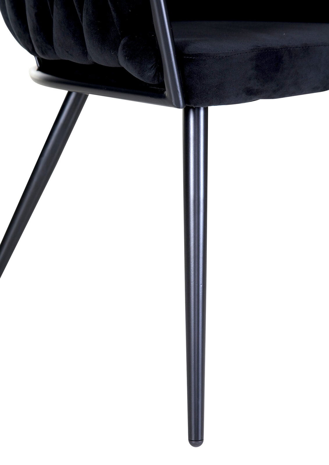 Nahaufnahme eines schwarzen Sessels mit Metallbeinen, seitliche Perspektive