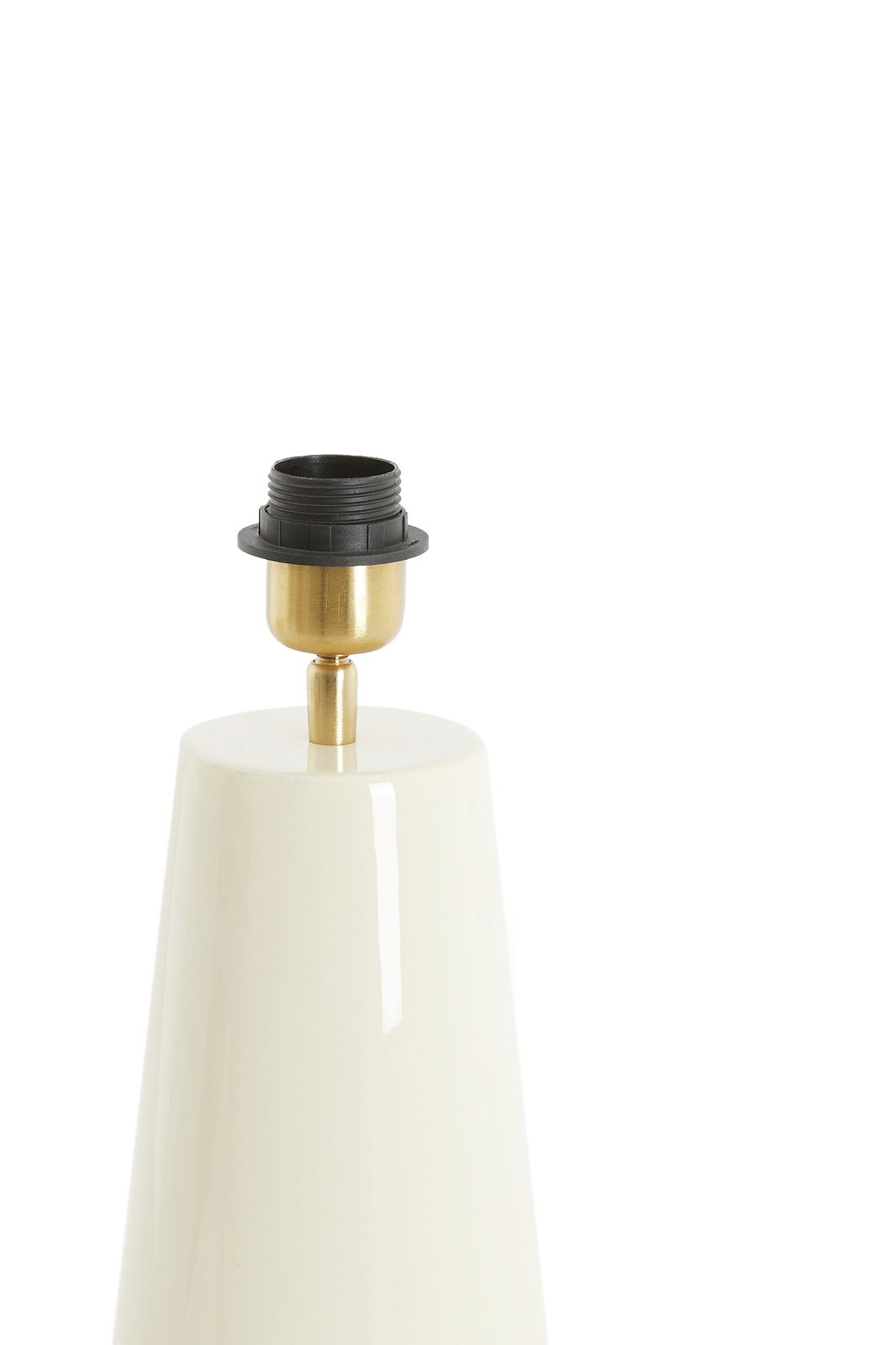 Nahaufnahme eines eleganten, cremefarbenen Lampenfußes mit goldener Fassung und schwarzem Gewinde, von der Seite betrachtet.