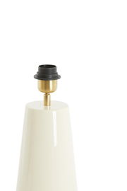 Nahaufnahme eines eleganten, cremefarbenen Lampenfußes mit goldener Fassung und schwarzem Gewinde, von der Seite betrachtet.