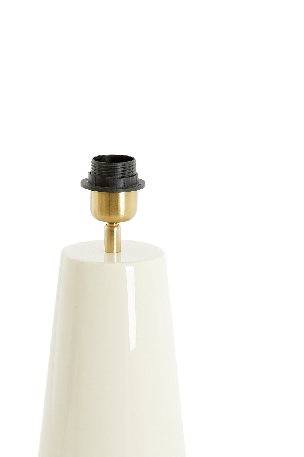Nahaufnahme eines eleganten, cremefarbenen Lampenfußes mit goldener Fassung und schwarzem Gewinde, von der Seite betrachtet.