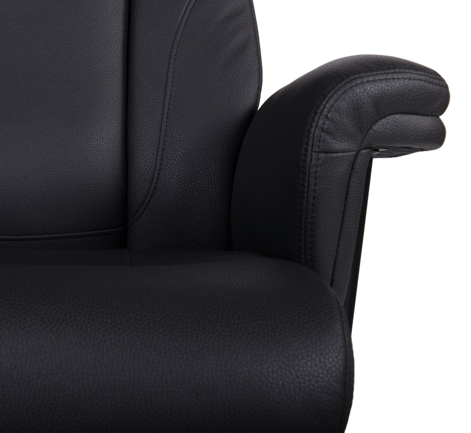 Nahaufnahme eines schwarzen Chefsessels mit Armlehne, seitliche Perspektive