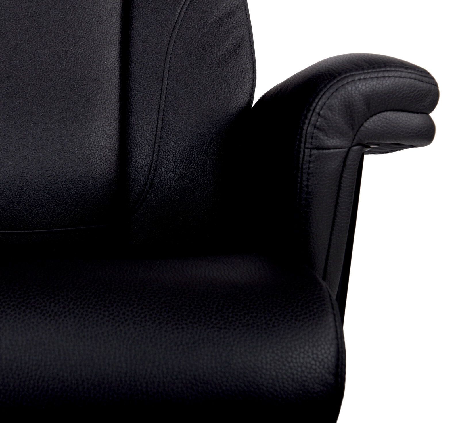 Nahaufnahme eines schwarzen Chefsessels mit Armlehne, seitliche Perspektive