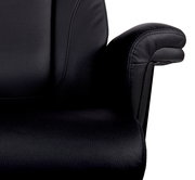 Nahaufnahme eines schwarzen Chefsessels mit Armlehne, seitliche Perspektive