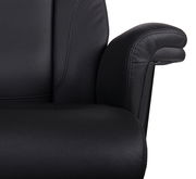 Nahaufnahme eines schwarzen Chefsessels mit Armlehne, seitliche Perspektive