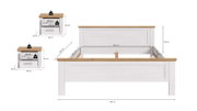 Weißes Holzbettgestell mit naturfarbener Holzauflage, Maße ca. 189 x 209 cm, Kopfteilhöhe 90 cm, Innenbreite 180 cm; daneben zwei passende Nachttische (56 x 39 x 43 cm) mit Schublade und Ablage, Frontansicht/leicht schräg von vorn mit Maßangaben.