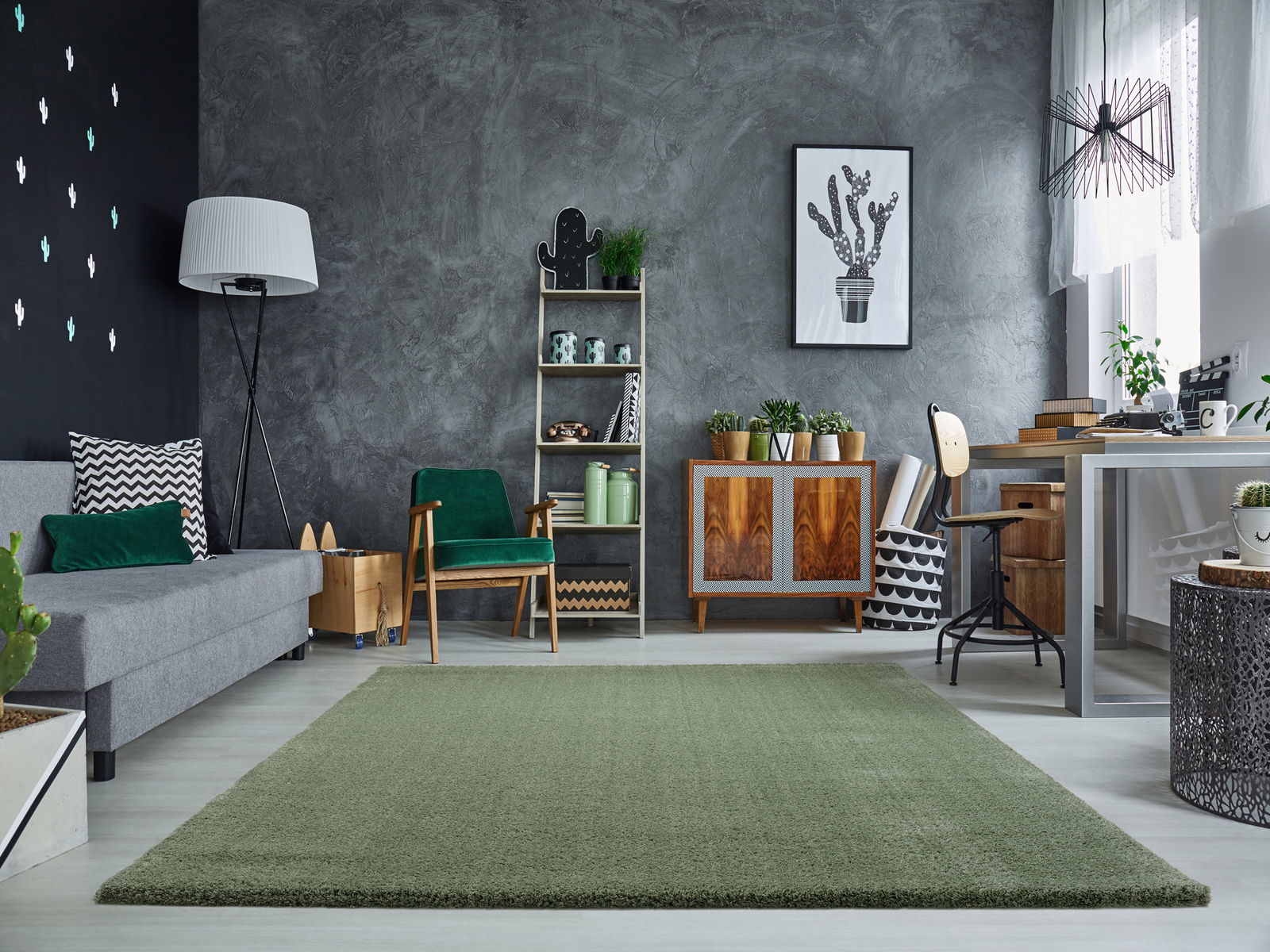 Grüner Teppich in modernem Wohnzimmer, Perspektive von vorne