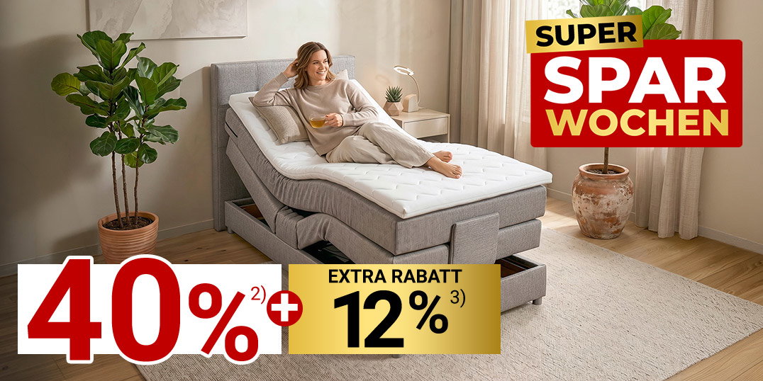Frau entspannt auf verstellbarem Boxspringbett im hellen Schlafzimmer, Super Sparwochen-Angebot.