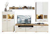 Moderne Wohnwand in Weiß und Holzoptik mit TV-Schrank, Hängeschränken und Regal, frontal betrachtet.