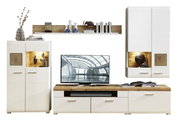 Moderne Wohnwand in Weiß und Holzoptik mit TV-Schrank, Hängeschränken und Regal, frontal betrachtet.