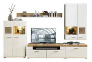 Moderne Wohnwand in Weiß und Holzoptik mit TV-Schrank, Hängeschränken und Regal, frontal betrachtet.