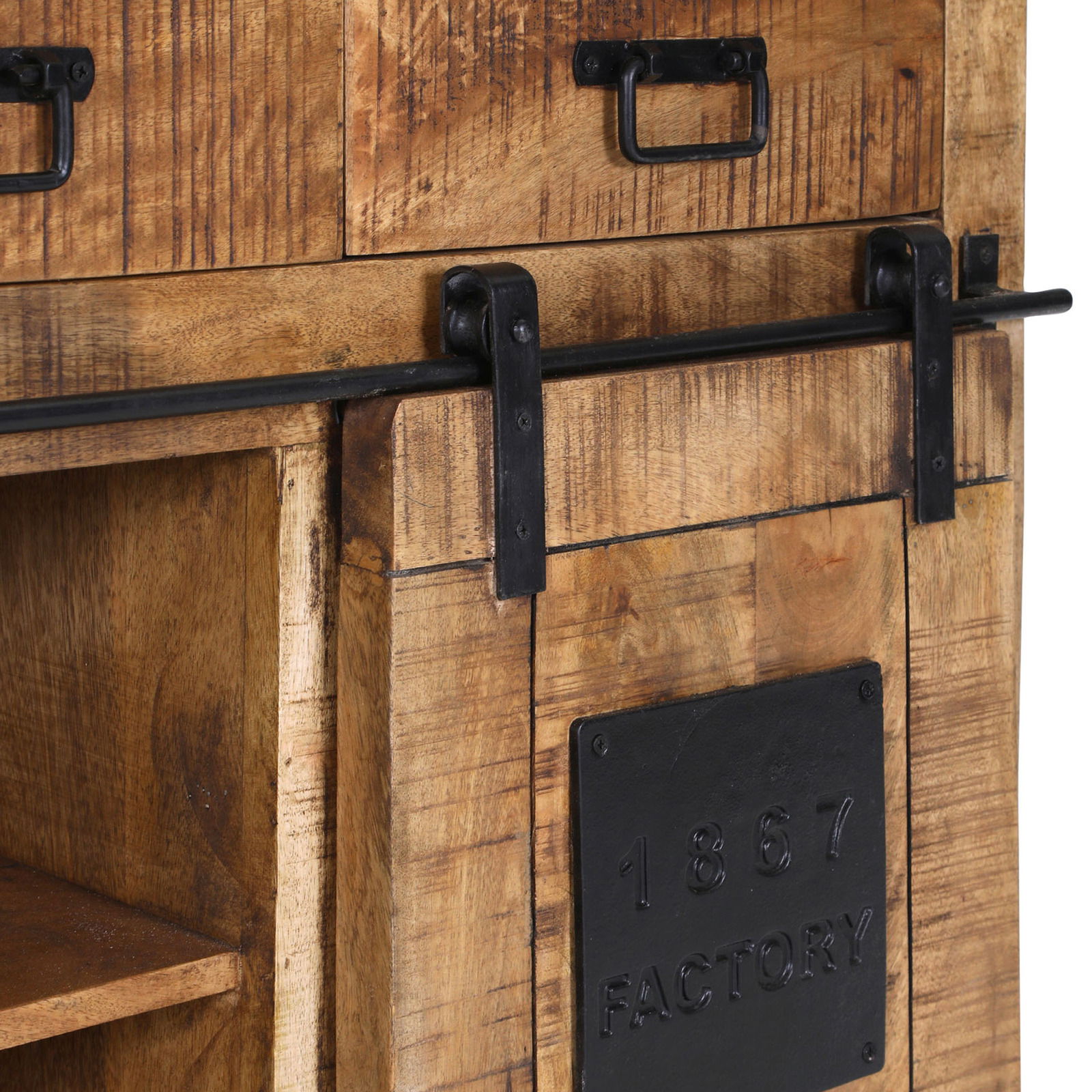 Nahaufnahme einer rustikalen Kommode aus Holz mit schwarzen Metallbeschlägen und einer Plakette mit der Aufschrift '1867 FACTORY'.