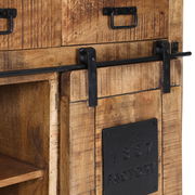 Nahaufnahme einer rustikalen Kommode aus Holz mit schwarzen Metallbeschlägen und einer Plakette mit der Aufschrift '1867 FACTORY'.