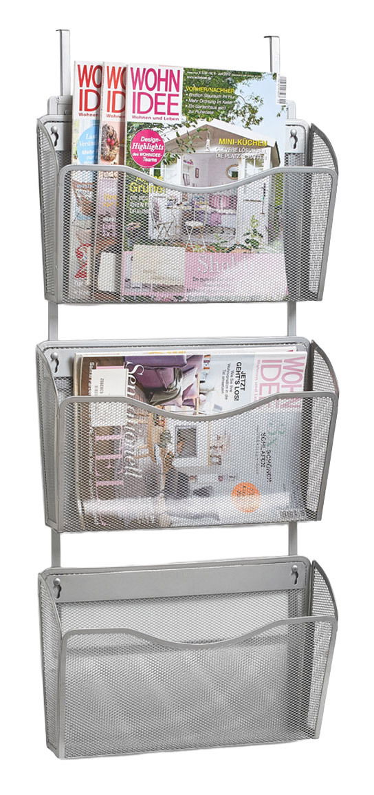 Wand- oder Tür-Magazinhalter aus Metall mit drei Fächern, frontal abgebildet, gefüllt mit Zeitschriften.