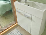 Moderne weiße Waschtischarmatur mit integriertem Waschbecken, seitlicher Perspektive, in einem stilvollen Gästebad.